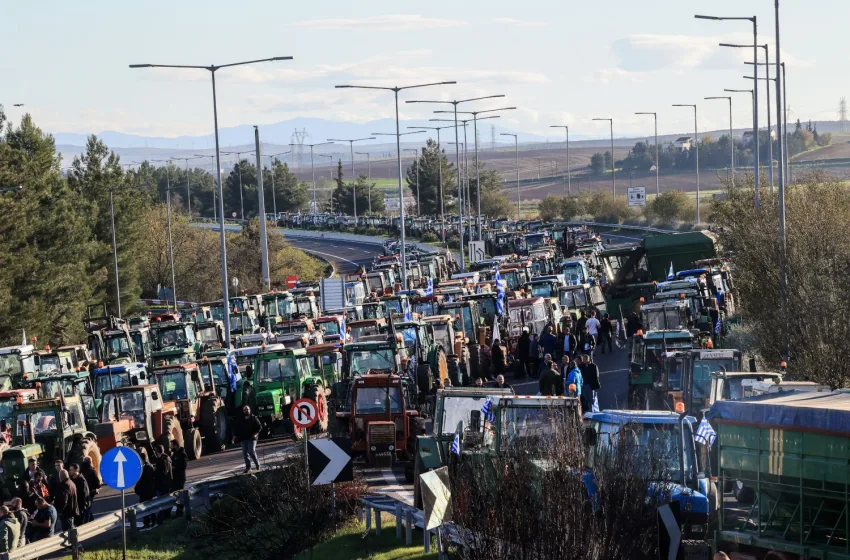  Αγροτικά μπλόκα: Κομμένη στα δύο η χώρα-Ένταση με χημικά και τραυματισμούς σε Νίκαια και Πλατύκαμπο