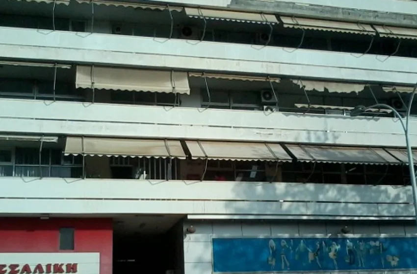  Πολίτης απειλούσε να αυτοκτονήσει στην Εφορία του Βόλου – Ισχυριζόταν ότι ήταν επιβάτης τα Τέμπη