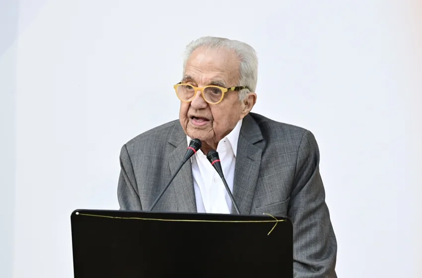  Τελευταίο αντίο στον Αλέκο Φλαμπουράρη- Στις 14.30 η πολιτική κηδεία στον χώρο του ΕΑΤ-ΕΣΑ