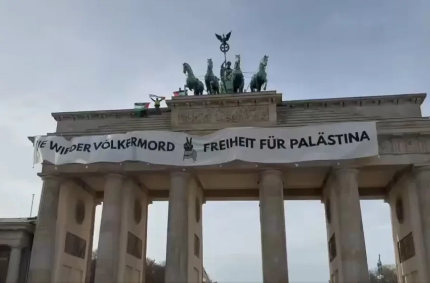  Γερμανία: Πανό υπέρ της Παλαιστίνης στην Πύλη του Βρανδεμβούργου (vid)