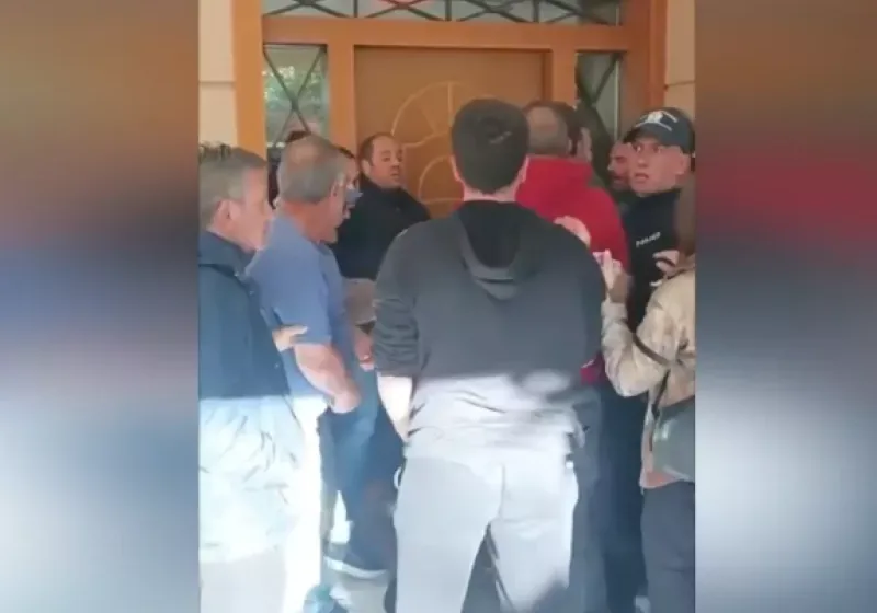  Ένταση στην Γλυφάδα: Κάνουν έξωση σε τετραμελή οικογένεια με καρκινοπαθή και μωρό