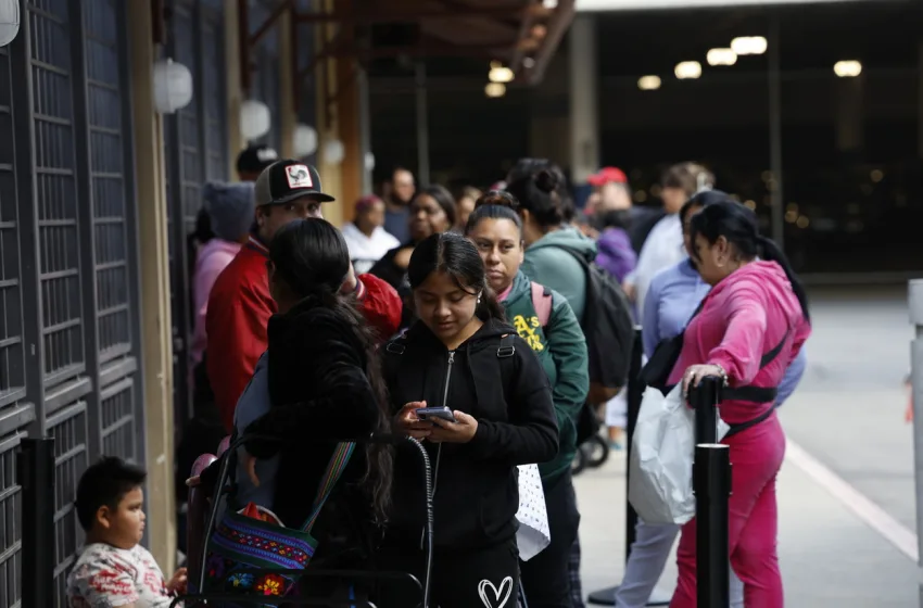  Εικόνες ντροπής στις ΗΠΑ: Η κυβέρνηση Τραμπ αυξάνει την πολιτική πίεση με όχημα τους άπορους για την άρση του shutdown