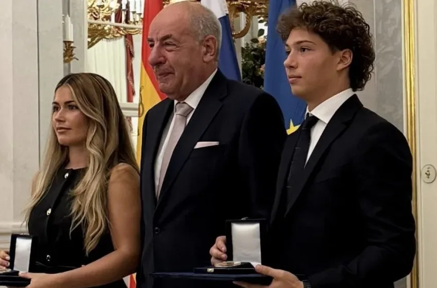 istioplooos proedros ouggarias.jpg