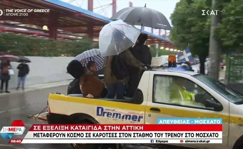  Μοσχάτο: Μετέφεραν κόσμο σε… καρότσες στον σταθμό του τρένου λόγω της βροχής