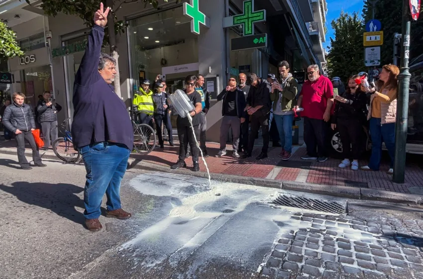  Λάρισα: Σε κλοιό οργισμένων κτηνοτρόφων το γραφείο του Χρήστου Κέλλα