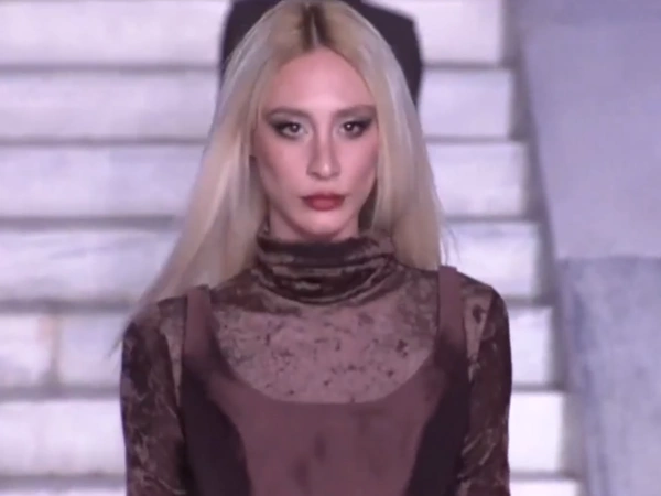  Κιάρα Μαρκέζη: Λαμπερή εμφάνιση στην πασαρέλα για την εγγονή του Τσοχατζόπουλου