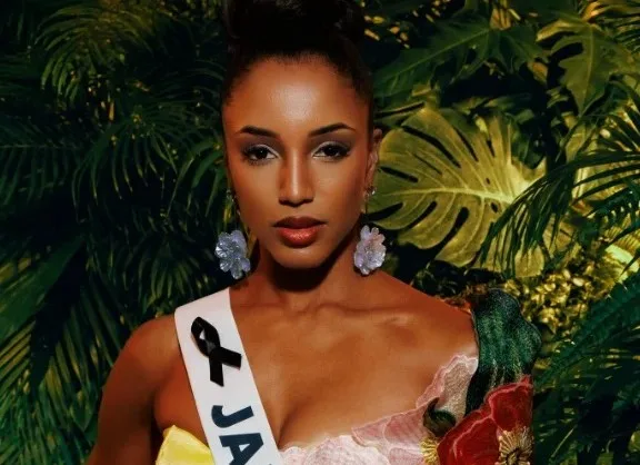  Στη ΜΕΘ η Μις Τζαμάικα μετά την πτώση της στον διαγωνισμό για τη Mις Υφήλιος  (vid)