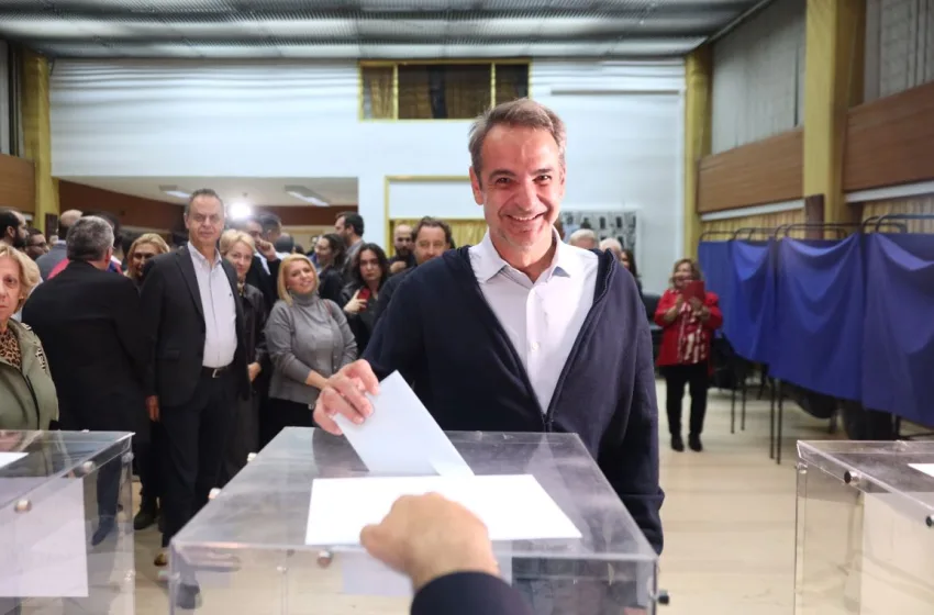  Εσωκομματικές εκλογές ΝΔ: Στα Πετράλωνα ψήφισε ο Μητσοτάκης, μαζί με τον γιο του