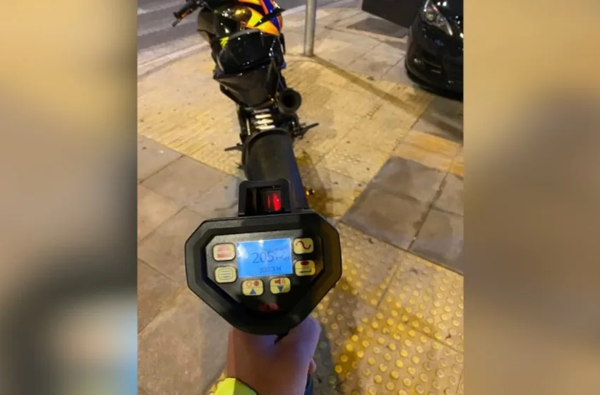  Λεωφόρος Μαραθώνος: Οδηγός μηχανής έτρεχε με 205 χλμ 