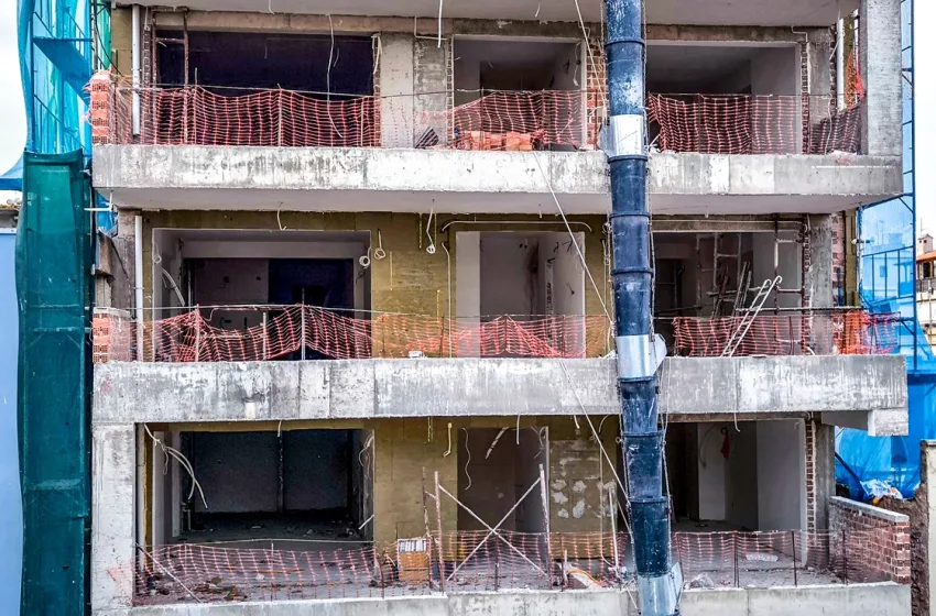  Οικοδομικές άδειες: Πρώτες αντιδράσεις για το κυβερνητικό σχέδιο μεταφοράς από τους Δήμους στο Κτηματολόγιο