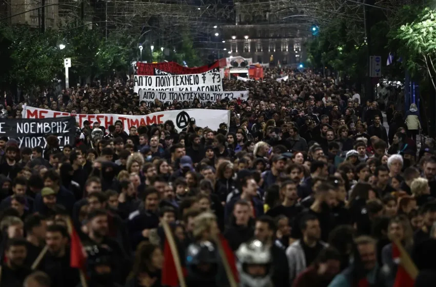  Πολυτεχνείο: Χιλιάδες πολίτες τίμησαν την επέτειο της εξέγερσης, παρά τον ασφυκτικό αστυνομικό κλοιό-Συλλήψεις και προσαγωγές (vid)