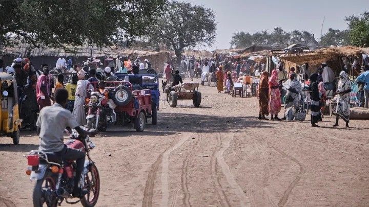  Χάος στο Σουδάν – Δεκάδες χιλιάδες άνθρωποι εγκαταλείπουν πόλεις και χωριά λόγω των συγκρούσεων