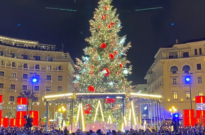  Θεσσαλονίκη: Έφτασε το 18 μέτρων Χριστουγεννιάτικο έλατο, στην Πλατεία Αριστοτέλους