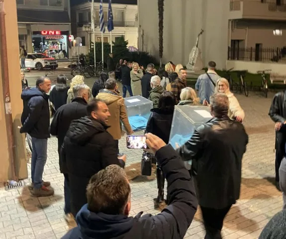 Εσωκομματικές εκλογές ΝΔ: Πήραν τις κάλπες κι έφυγαν από το εκλογικό κέντρο στα Τρίκαλα 2 trikala 1