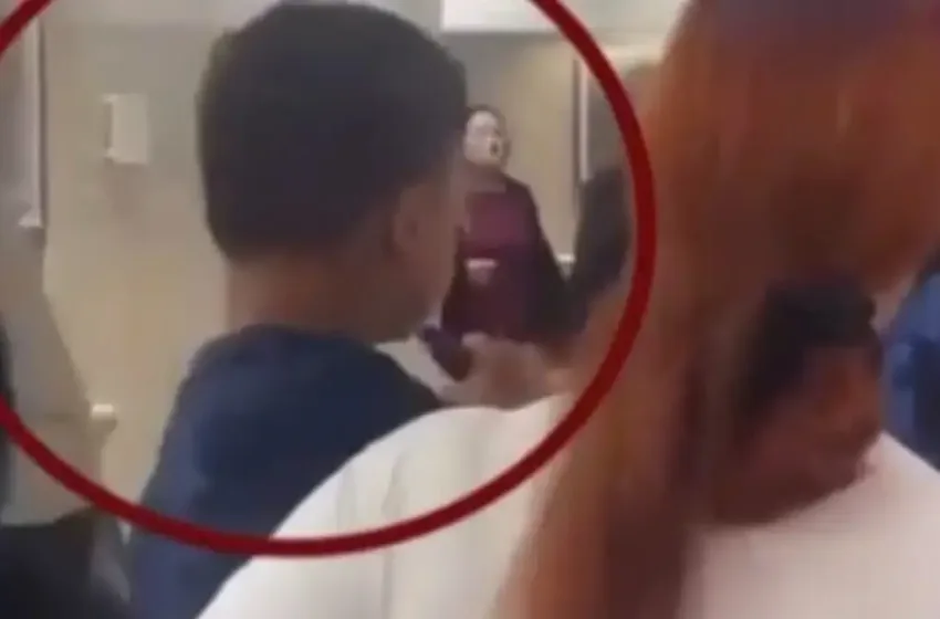  Σοκαριστική εικόνα στο Μοναστηράκι: Παιδί καπνίζει ηλεκτρονικό τσιγάρο στην αγκαλιά της μαμάς του