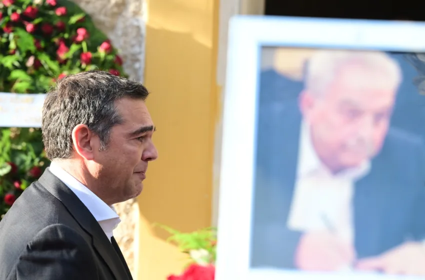  Το τελευταίο αντίο στον Αλέκο Φλαμπουράρη- “Έσπασε” η φωνή του Τσίπρα στον επικήδειο-Ποιοι ήταν εκεί