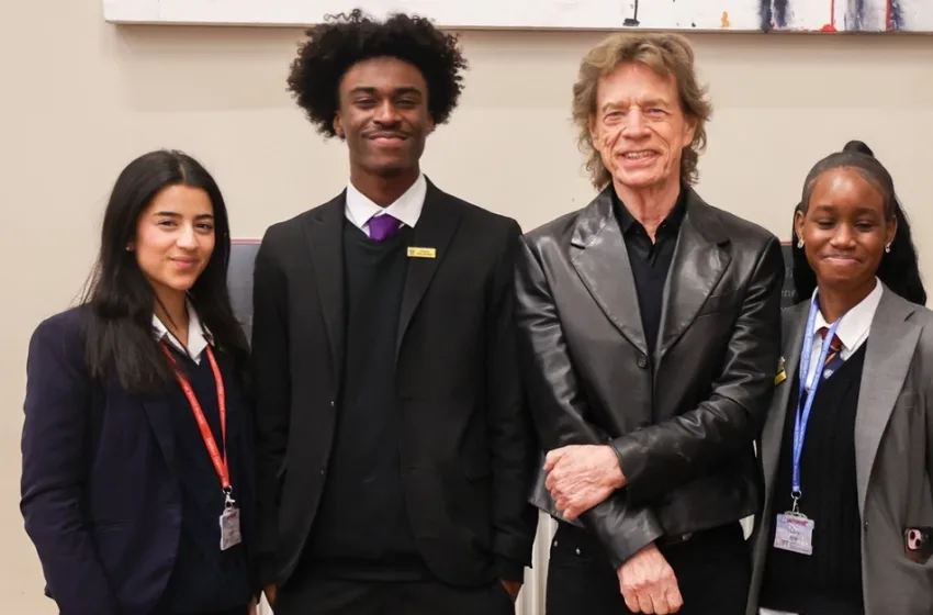  Απρόσμενη επίσκεψη του Μικ Τζάγκερ στο παλιό του σχολείο