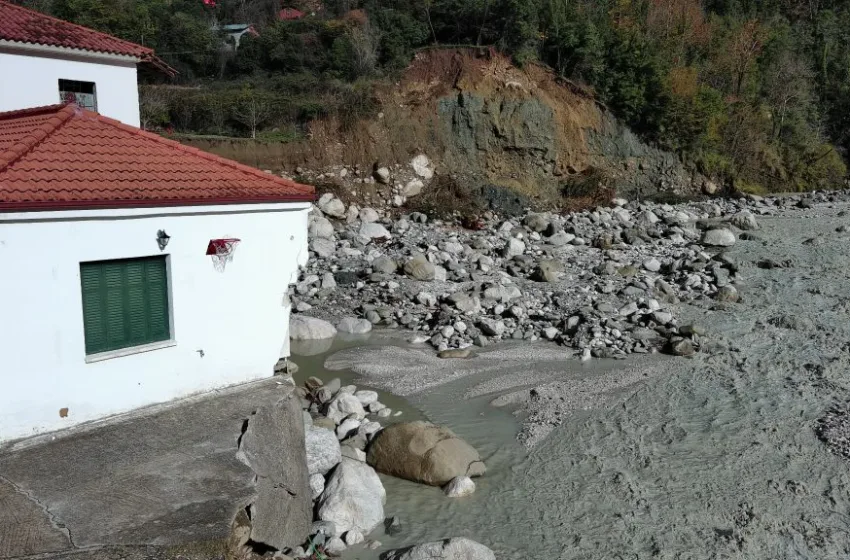  Μεγάλες καταστροφές στα Τζουμέρκα: Σπίτι κόπηκε στα δύο από τις κατολισθήσεις 