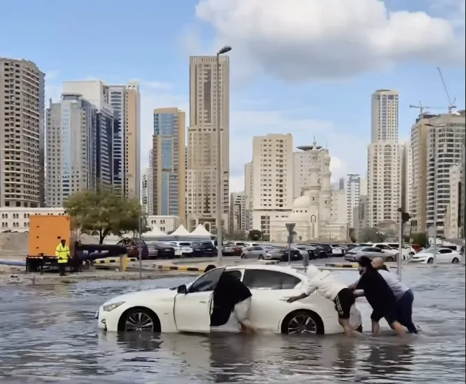  Χάος σε Ντουμπάι και Εμιράτα από την κακοκαιρία – Ποτάμια οι δρόμοι, ακυρώθηκαν δεκάδες πτήσεις (vid)
