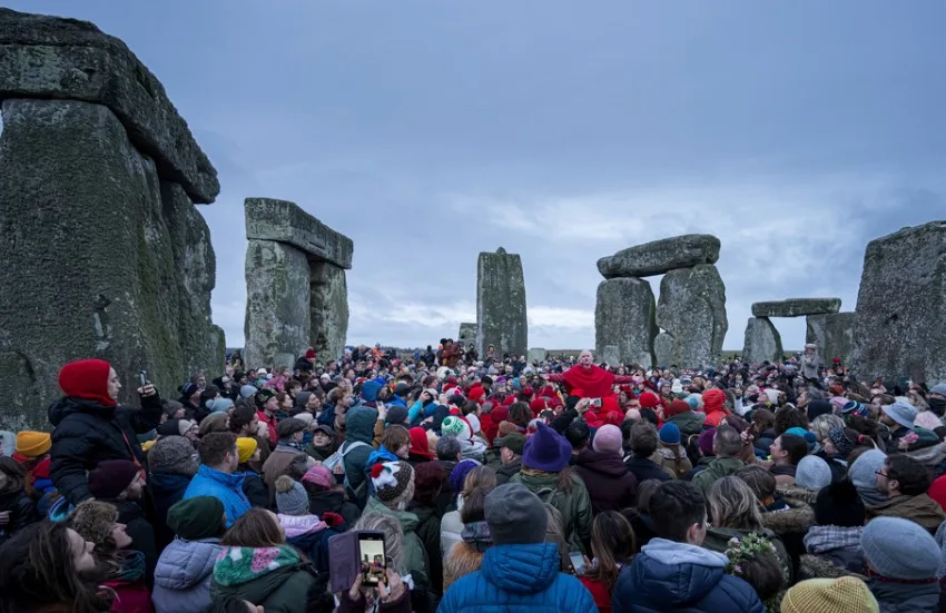  Στόουνχεντζ: Πλήθος κόσμου γιόρτασε το χειμερινό ηλιοστάσιο