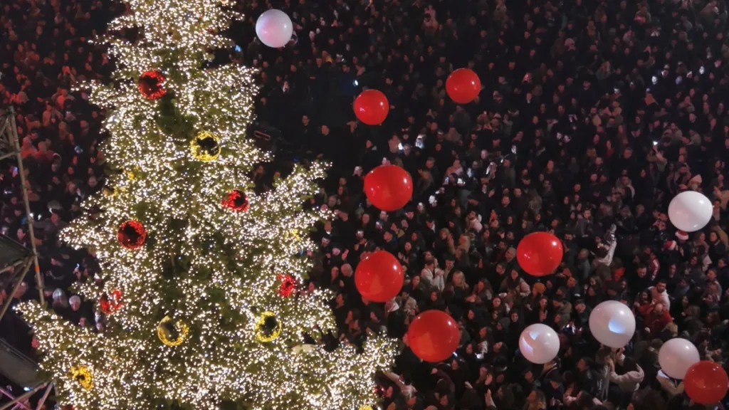 Πυροτεχνήματα, 120.000 λαμπιόνια και Λένα Ζευγαρά live στον Πειραιά 7 14 5