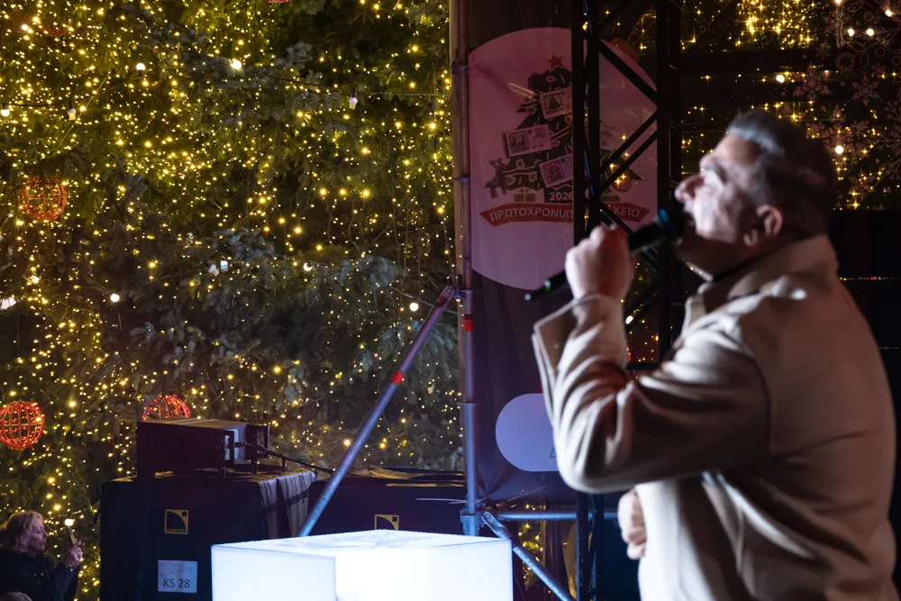 Χριστουγεννιάτικη μαγεία στην πλατεία Αριστοτέλους με τον Αντώνη Ρέμο – Η εντυπωσιακή συναυλία στη φωταγώγηση του δέντρου από το Πρωτοχρονιάτικο Λαχείο και τη Next Step Media Group 9 2 1