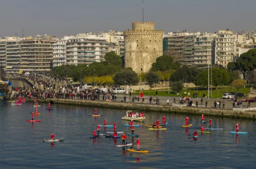  Θεσσαλονίκη: Άι-Βασίληδες εν πλω δίπλα στον Λευκό Πύργο