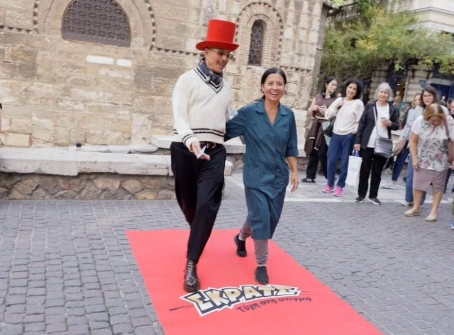 Red Carpet Alert: Ο Λάκης Γαβαλάς στρώνει το "Κόκκινο Χαλί" του στην Ερμού και κάνει τους περαστικούς star – Λάμψη στη …στιγμή powered by ΣΚΡΑΤΣ 3 2 2