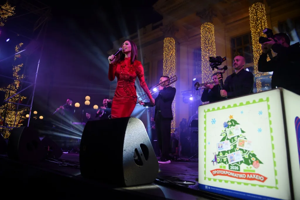 Πυροτεχνήματα, 120.000 λαμπιόνια και Λένα Ζευγαρά live στον Πειραιά 5 2 73