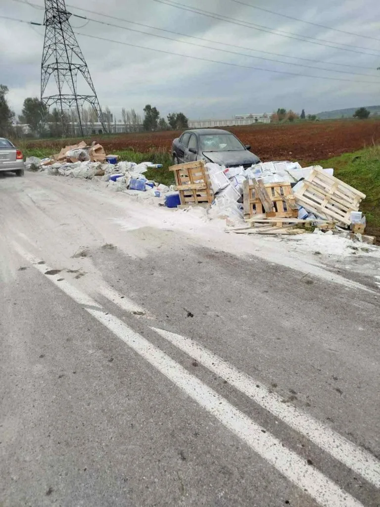 Ριτσώνα: Νταλίκα με τσιμέντα και ορυκτέλαια εξετράπη - Διακόπηκε η κυκλοφορία(vid) 3 202512131000568342 1 768x1024 1