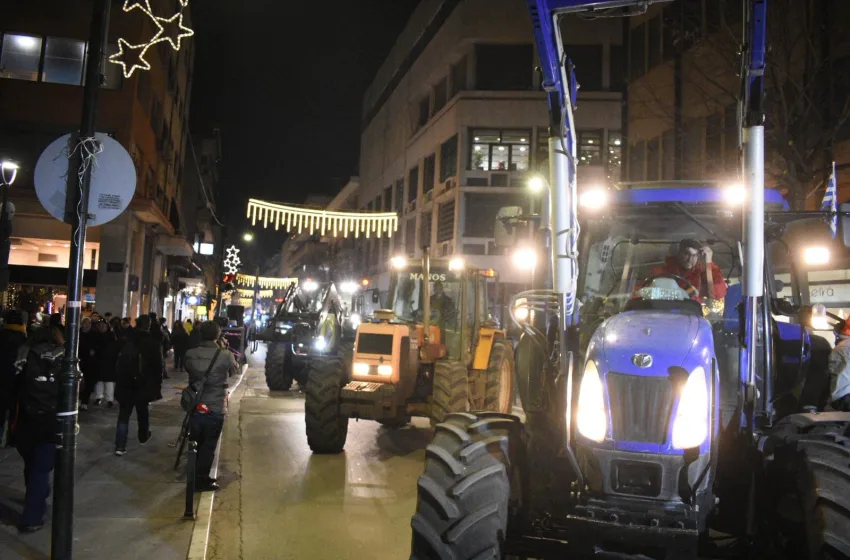  Άγρότες με τρακτέρ έκλεισαν συμβολικά την κεντρική πλατεία (vid)