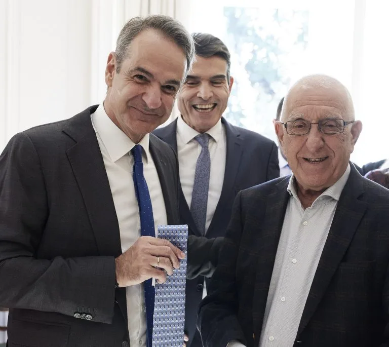 Αντάλλαξαν δώρα Μητσοτάκης με βουλευτές ΝΔ: Το γούρι και η γραβάτα με τις φρεγάτες 7 25 12 17 0012 DPN9624 768x685 1