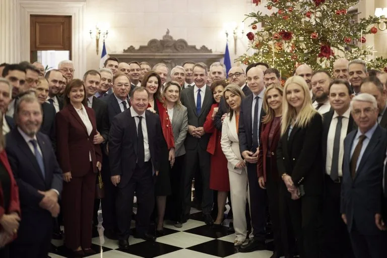  Αντάλλαξαν δώρα Μητσοτάκης με βουλευτές ΝΔ: Το γούρι και η γραβάτα με τις φρεγάτες