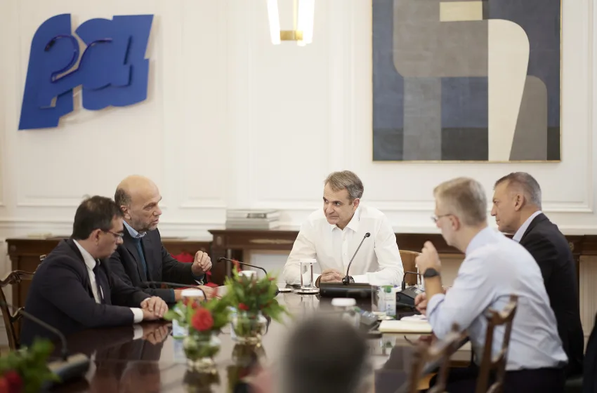  Συνάντηση Μητσοτάκη με τον ιδρυτή του περιοδικού δρόμου “Σχεδία”