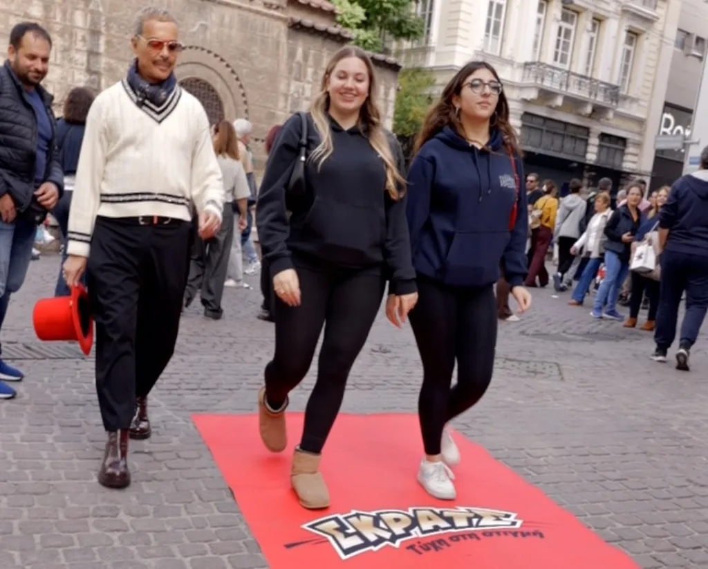 Red Carpet Alert: Ο Λάκης Γαβαλάς στρώνει το "Κόκκινο Χαλί" του στην Ερμού και κάνει τους περαστικούς star – Λάμψη στη …στιγμή powered by ΣΚΡΑΤΣ 4 3 1