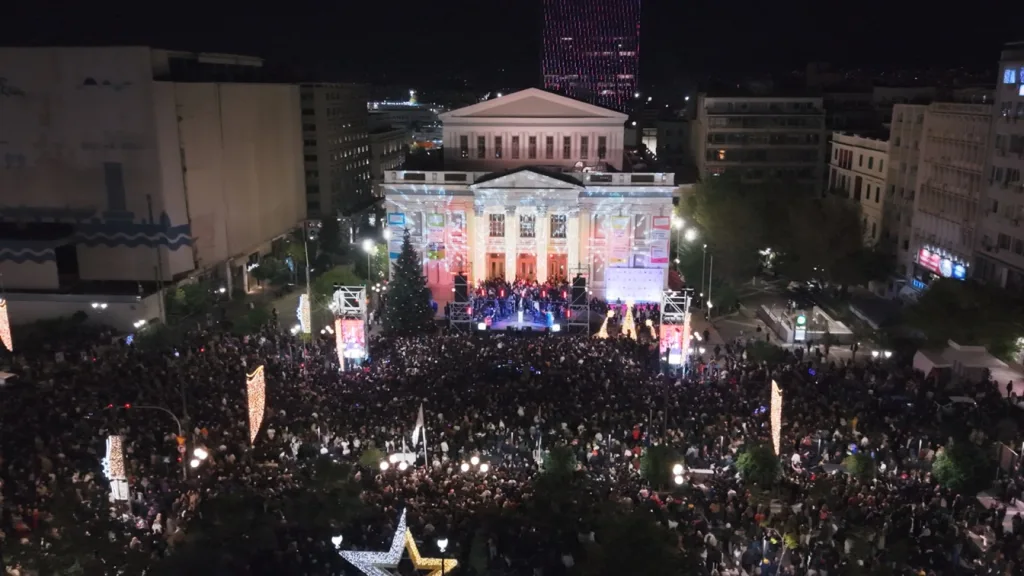 Πυροτεχνήματα, 120.000 λαμπιόνια και Λένα Ζευγαρά live στον Πειραιά 8 3 49