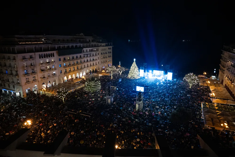 Χριστουγεννιάτικη μαγεία στην πλατεία Αριστοτέλους με τον Αντώνη Ρέμο – Η εντυπωσιακή συναυλία στη φωταγώγηση του δέντρου από το Πρωτοχρονιάτικο Λαχείο και τη Next Step Media Group 10 3