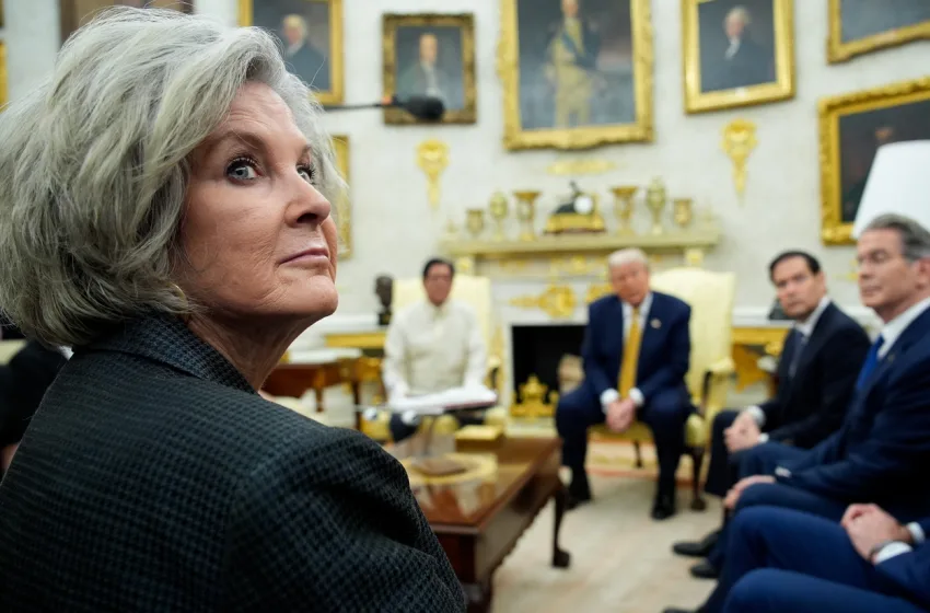  Σάλος με την προσωπάρχη του Λευκού Οίκου: Ο Τραμπ έχει “την προσωπικότητα ενός αλκοολικού”