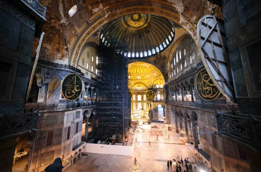  Τι απαντούν οι τούρκοι επιστήμονες για τους γερανούς μέσα στην Αγιά Σοφιά