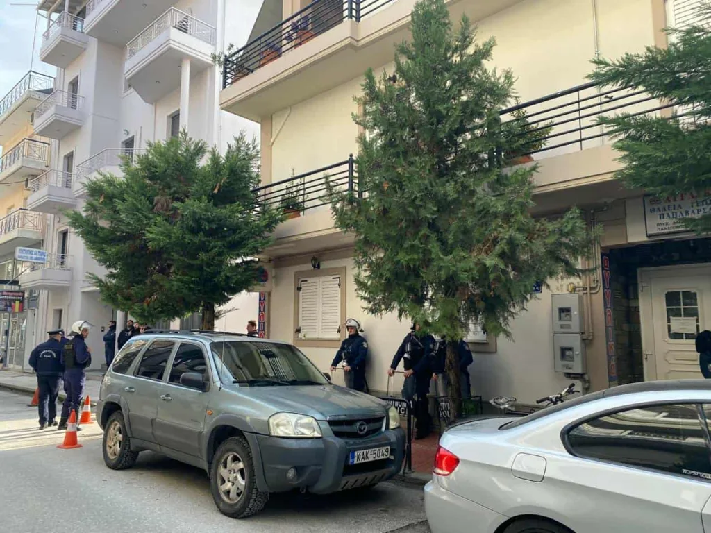 Καρδίτσα: Ένταση με αγρότες έξω από το γραφείο του υπουργού Αγροτικής Ανάπτυξης Κώστα Τσιάρα 4 5 1