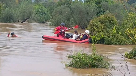  Κακοκαιρία “Byron”: Με βάρκα απομακρύνθηκε οικογένεια από πλημμυρισμένο σπίτι στο Γύθειο