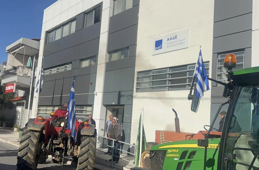  Καλαμάτα: Οι αγρότες απέκλησαν τα γραφεία της ΑΑΔΕ (vid)