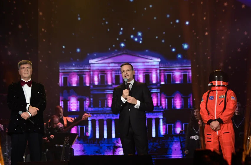  Παραμονή Πρωτοχρονιάς στο Σύνταγμα με Μαραβέγια, Μόρφη, Μουτσινά και Τόνια Σωτηροπούλου