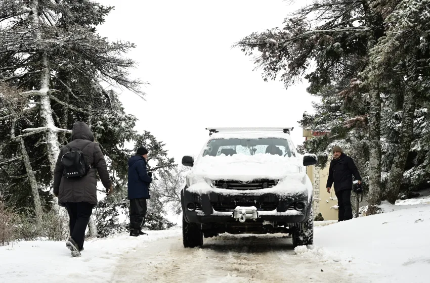  Πάρνηθα: Διακοπή κυκλοφορίας λόγω χιονόπτωσης, στο ύψος του τελεφερίκ (vid)