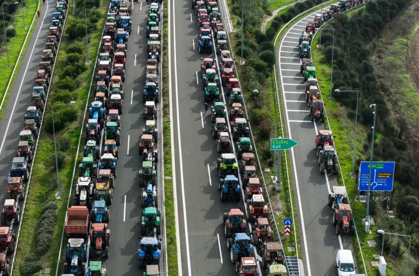  Αγροτικές κινητοποιήσεις: Χιλιάδες τρακτέρ “κόβουν” τη χώρα στα δύο–Μπλόκα σε εθνικές, τελωνεία