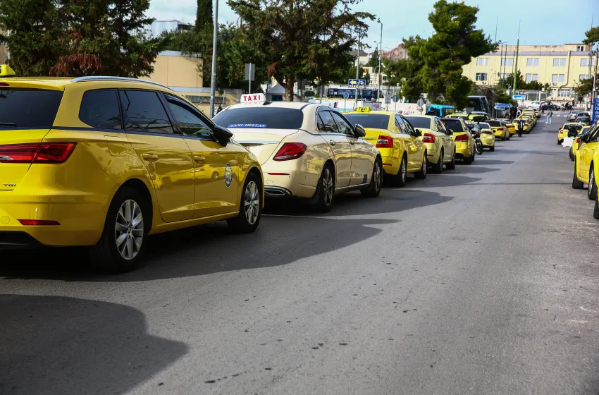  Ταξί: Έκτακτη πορεία με τα αυτοκίνητα προς τη Βουλή μετά τα επεισόδια στο υπουργείο