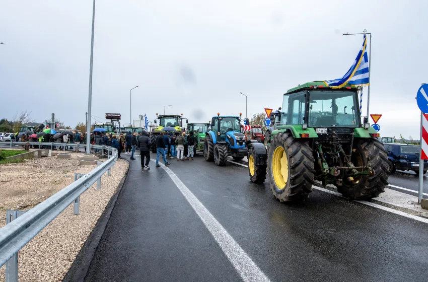  Αυξάνονται τα μπλόκα – Στο δρόμο χιλιάδες αγρότες – Αποκλεισμοί σε εθνικές οδούς και τελωνεία