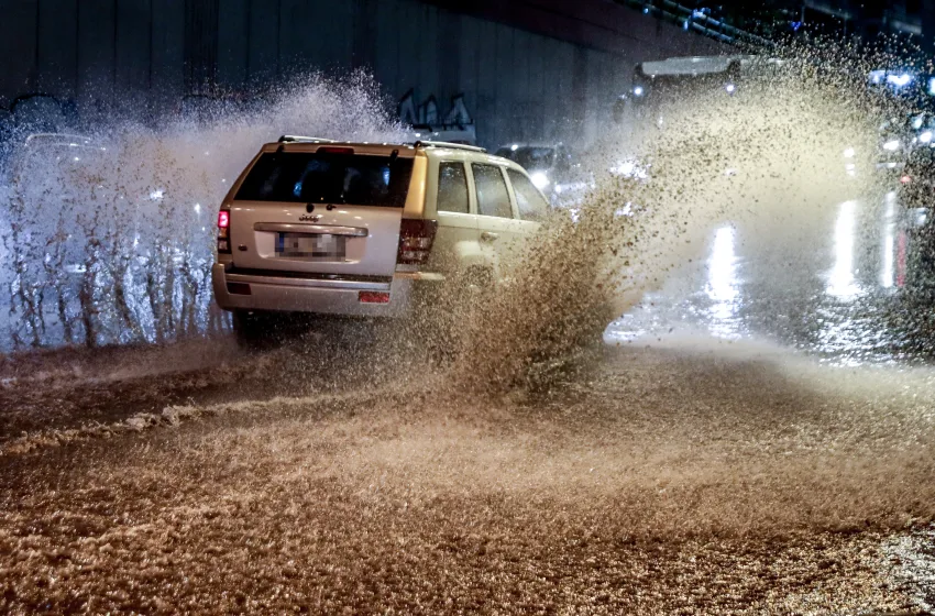  Κακοκαιρία: Σφοδρή καταιγίδα με πλημμύρες στην Αττική- Μήνυμα 112, κλειστοί δρόμοι, δεκάδες κλήσεις στην Πυροσβεστική (vid)