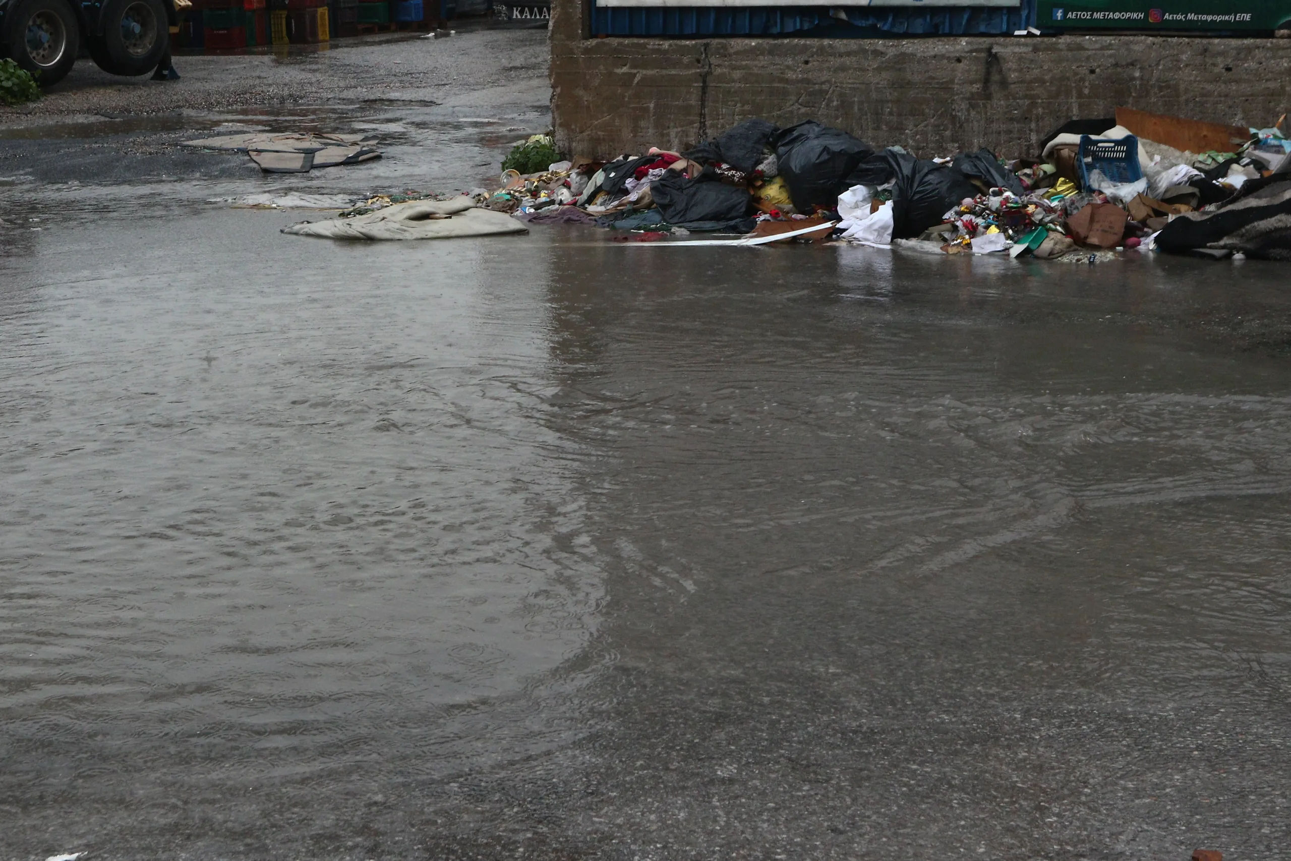 Κακοκαιρία: Πώς θα εξελιχθεί τις επόμενες ώρες – Πού σημειώθηκαν τα μεγαλύτερα προβλήματα (vid)