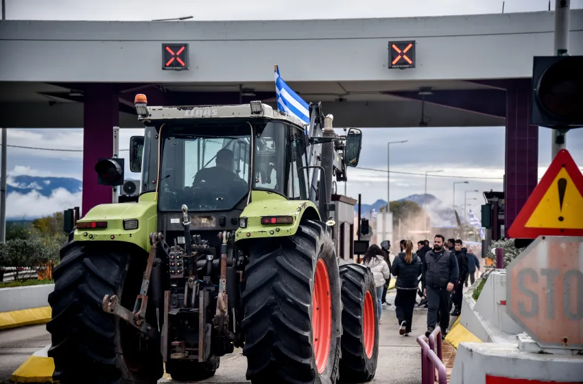  Ανοίγουν τα διόδια οι αγρότες- Μοιράζουν προϊόντα στους οδηγούς (vid)